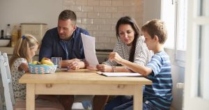 La mejor manera – y casi la única – de criar a un hijo bilingüe es que se vea expuesto a ambos idiomas de forma habitual y constante, aseguran especialistas. Foto: TICbeat