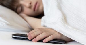 Dormir con el celular puede traer graves repercusiones en la salud. Foto: TICbeat