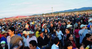 Más de 20 mil personas se congregaron en los XV años de Rubí. Foto: Diego Simón Sánchez, Cuartoscuro