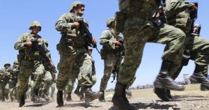 Elementos de las fuerzas armadas ya operan en las calles de Sinaloa, a pesar de los enfrentamientos contra civiles y denuncias de abuso de autoriadad, aún tienen restricciones, como solamente disparar contra civiles en defensa propia.  Foto: Noroeste