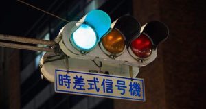 Los semáforos tienen luces azules en Japón. Foto: Especial vía TICbeat
