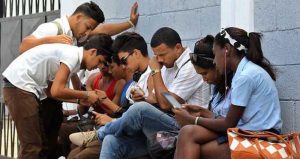 Un grupo de jóvenes se conecta a internet. Foto: EFE