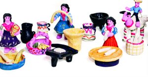 Muñecas cocinando. María del Refugio Reyes Hernández, Tlayacapan, Morelos, 2011. Colección Angélica Tijerina. La Esquina. Museo del Juguete Popular Mexicano. Foto: D.R.Imágenes integradas 2 Irene Barajas / Artes de México.