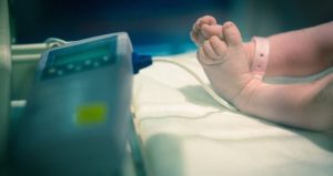 Tras ser dada de alta, la niña aún requerirá de un respirados artificial por un tiempo. Foto: TICBeat