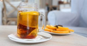 La kombucha es una bebida de sabor ácido que se obtiene a base de té verde o negro fermentado. Se ha convertido en la bebida saludable de moda por sus efectos beneficios para el organismo. Foto: Especial