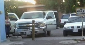 Empleados trasladan a sus hijos a la escuela en los vehículos. Foto: Pulso