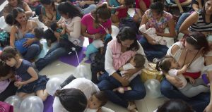 La joven mencionó que como no se tenían estudios químicos, en este tipo de muestras de enzimas en la leche materna, debió innovar en la manera en que se iba a extraer esta enzima. Foto: Gabriela Pérez Montiel, Cuartoscuro