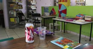 restos de comida y latas de cerveza quedaron en la biblioteca. Foto: Pulso