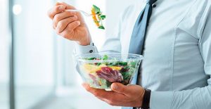 Lo importante para adelgazar es elegir alimentos más saludables en lugar de vigilar las cantidades de lo que ingerimos. Foto: TICbeat