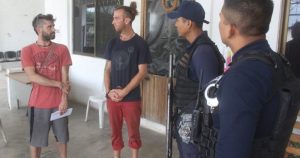 Los policias de Téllez Marie dejaron sin sus dólares a los franceses que iban rumbo a Tulum, denunciaron. Foto: Plumas Libres