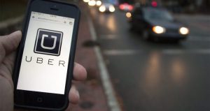 Imagen ilustrativa de un teléfono que solicita un Uber. Foto: EFE