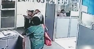 La cámara captó cuando la mujer se llevaba al bebé de su cuna. Foto: Plumas Libres