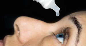 La aplicación de gotas permite corregir problemas al ver tanto de cerca como de lejos. Foto: TICbeat