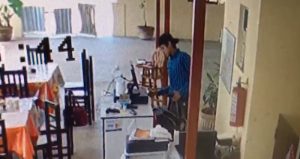 El joven vació la caja registradora Foto: Captura  de pantalla 