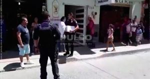 La joven presentaba dos heridas, una en el cuello y la otra en el tórax. Foto: Pulso. 