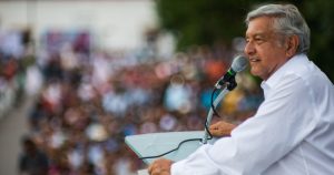 En la imagen, el candidato puntero, Andrés Manuel López Obrador. Foto: Misael Valtierra, Cuartoscuro.