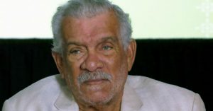 El poeta santalucense Derek Walcott, o más bien su poesía, entró a mi vida cuando él tenía 20 años de edad y yo 17. Foto: efe