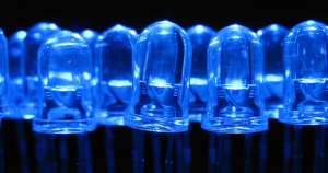 El espectro de luz azul, que emiten la mayoría de luces LED de tipo blanco, altera nuestro ciclo de sueño. Foto: TICbeat