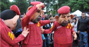 Las botargas extrañamente aparecieron en el acto de campaña de Morenista Foto: Plumas Libres