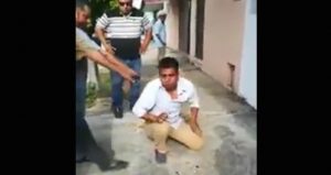 El agresor fue identificado como Roque Rodríguez, quien fue golpeado en repetidas ocasiones por ciudadanos. Foto: Plumas Libres. 