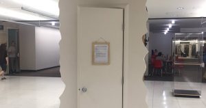 Su letrero lo anuncia como “un lugar seguro para estudiantes estresados”, consta de un espacio oscuro y confortable, con un cojín para sentarse y juguetes de peluche. Foto: Tomada de Twitter @aJackieLarsen