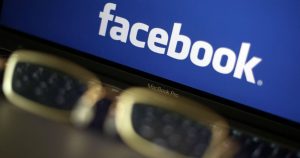 Facebook sólo borra parcialmente la cuenta aunque se lo pidas, y posee hasta 2.5 puntos negros en su política de privacidad. Foto: EFE/Archivo