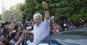Andrés Manuel Lopez Obrador, candidato de Morena a la presidencia de república se reunió con simpatizantes. Foto: Saul López, Cuartoscuro