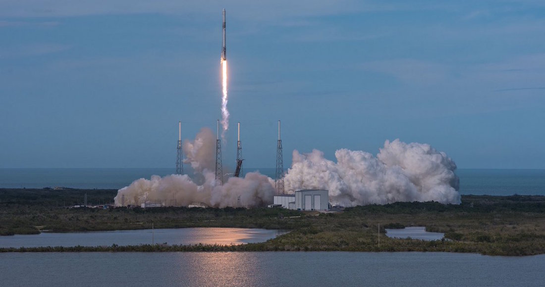 El cohete de la compañía de Elon Musk se dirigió rumbo la Estación Internacional Espacial (ISS) transportando abastecimientos dentro de la cápsula Dragon. Foto: Twitter / @SpaceX