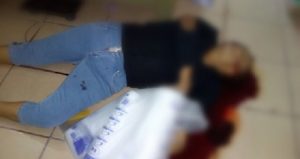 Autoridades policíacas arribaron al lugar para hallar a la señora tirada en el piso, cubierta de sangre. Foto: Plumas Libres.