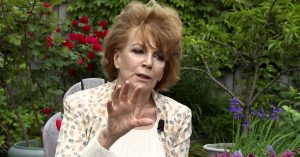 La autora tiene hoy 87 años y estas son sus memorias. Foto: YouTube