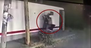 La mujer fue secuestrada y golpeada. Foto: Video.