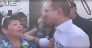 El candidato fue interceptado por una mujer en su visita a Valle de Chalco en Edomex. Foto: Especial.