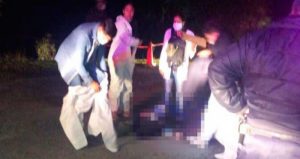 La víctima quien se encuentra como desconocida, llevaba pantalón de vestir color negro, cinturón negro, zapato tenis en color azul. Foto: Pulso. 