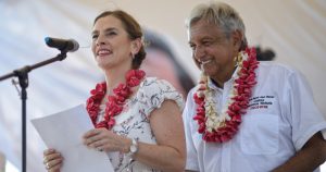 El 27 de mayo, en Minatitlán, Veracruz, Beatriz Gutiérrez Müller, escritora, académica y esposa de AMLO, llamó a erradicar el título de Primera Dama. En México, dijo, no hay mujeres de segunda ni de tercera. Foto: Misael Valtierra, Cuartoscuro
