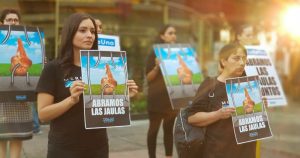 El pasado lunes 14 de mayo MFA llevó a cabo una protesta silenciosa para pedir a Walmart México y Centroamérica que mejore las condiciones de vida de miles de gallinas. Foto: Mercy For Animals