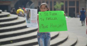 XALAPA, VERACRUZ., 03MAYO2018.- Familiares de Karen Nataly Guzman Eva quien se encuentra desaparecida desde el pasado 28 de abril en Xalapa, protestan en la plaza Sebastian Lerdo exigiendo a las autoridades avances en la investigación a 6 días de su desaparición. 
FOTO: ALBERTO ROA/CUARTOSCURO