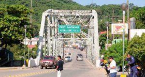 El hombre arrojó al perro desde el puente metálico.   Foto: Pulso