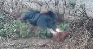 La mujer vestía mallón negro, sudadera gris con rayas rosas y tenis negros, además de que portaba una cangurera. Tiene un tatuaje en la pierna derecha cerca del pie de dos flores. Foto: Pulso