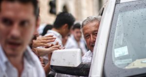 Última encuesta de <em>Reforma</em>: AMLO, 24 puntos arriba del segundo, 51%; Anaya, 27%; Meade, 19%