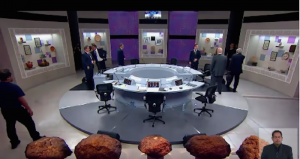 Y al finalizar el debate, anoche, AMLO le extiende la mano a todos... menos a Ricardo Anaya (VIDEO)