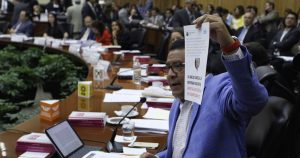 Horacio Duarte durante una sesión en el INE Foto: Cuartoscuro 