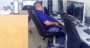 Los entrevistados sostuvieron que es necesario que se tome cartas en el asunto o reubiquen este funcionario que sólo causa una mala impresión de la administración municipal. Foto: Pulso