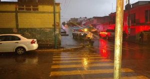 Personas que presenciaron los hechos informaron al 911 lo ocurrido, movilizándose elementos de la Policía Estatal. Plumas Libres.