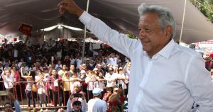 Claudio X. González y López Obrador se abrazan durante la reunión privada del Consejo Mexicano de Negocios