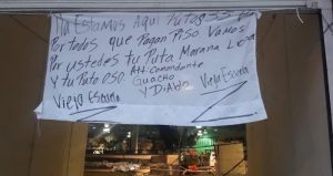  Ya Estamos aquí putos, por todos que pagan piso. Vamos por ustedes, tú puta Marrana y el Oso. Atentamente comandante Guacho y Diablo. Vieja escuela Z, decía la manta. Foto: Plumas Libres.