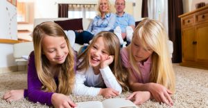 Los niños que leen con nuestro ejemplo. Foto: Shutterstock