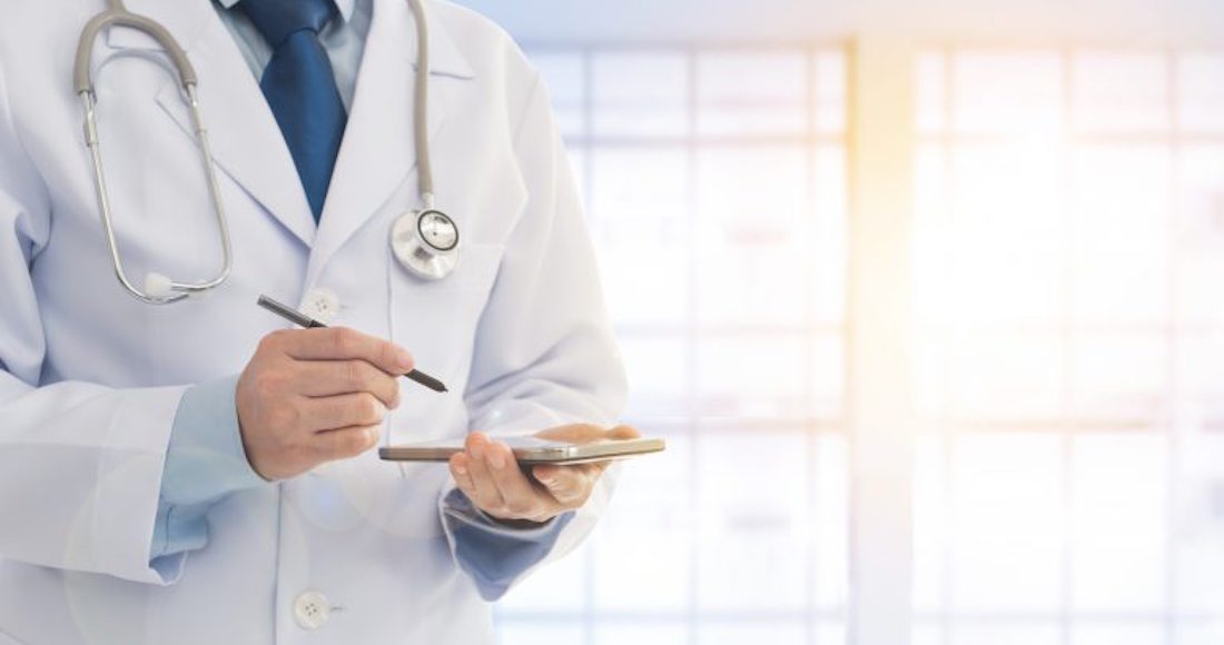 Llevaban de viaje a las víctimas a países como Estados Unidos o Tailandia, donde les recomendaban someterse a exámenes llevados a cabo por falsos médicos. Foto: Especial