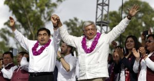 Andrés Manuel López Obrador y Miguel Barbosa durante un cierre de campaña en Puebla el pasado 23 de junio. Foto: Cuartoscuro