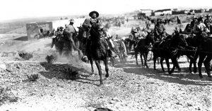 En grandes pantallas norteamericanas y europeas Villa cabalgaba hacia la imagen que él deseaba de sí mismo. Por estas imágenes, Villa recibió 25,000 dólares de la MFC, con quien había firmado exclusividad. Fotografía: Library of Congress, Colección MFC, en La mirada circular. 