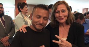 Tatiana Clouthier subió foto a su cuenta de Twitter con El Mijis. Foto: Cuenta de Tatiana Clouthier 
@tatclouthier